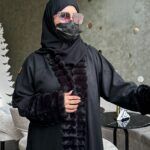 ⁦عباية فروه شتوي اسود⁩ - الصورة ⁦4⁩