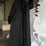 ⁦عباية فروه شتوي اسود⁩ - الصورة ⁦5⁩