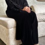 ⁦عباية مخمل بتطريز شك اسود على الاكمام⁩ - الصورة ⁦6⁩
