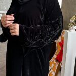 ⁦عباية مخمل بتطريز شك اسود على الاكمام⁩ - الصورة ⁦2⁩