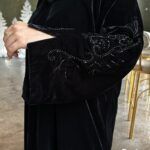 ⁦عباية مخمل بتطريز شك اسود على الاكمام⁩ - الصورة ⁦3⁩