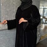 ⁦عباية مخمل بتطريز شك اسود على الاكمام⁩ - الصورة ⁦4⁩