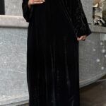 ⁦عباية مخمل بتطريز شك اسود على الاكمام⁩ - الصورة ⁦7⁩