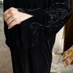⁦عباية مخمل بتطريز شك اسود على الاكمام⁩ - الصورة ⁦8⁩