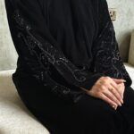 عباية مخمل بتطريز شك اسود على الاكمام