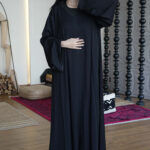 ⁦عباية كلوش بكسر من خلف و محدد بفصوص اسود⁩ - الصورة ⁦2⁩