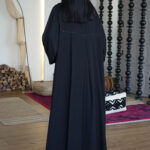 عباية كلوش بكسر من خلف و محدد بفصوص اسود