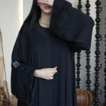 ⁦عباية كلوش بكسر من خلف و محدد بفصوص اسود⁩ - الصورة ⁦3⁩