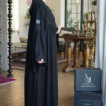 ⁦عباية كلوش بكسرات من الامام والخلف محدد بفصوص⁩ - الصورة ⁦4⁩