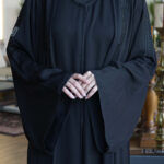 ⁦عباية كلوش بكسرات من الامام والخلف محدد بفصوص⁩ - الصورة ⁦3⁩