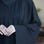 ⁦عباية كلوش بكسرات من الامام والخلف محدد بفصوص⁩ - الصورة ⁦5⁩