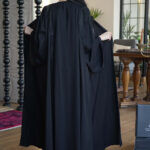 ⁦عباية كلوش بكسرات من الامام والخلف محدد بفصوص⁩ - الصورة ⁦2⁩