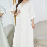 ⁦جلابيه ابيض خليجى بتطريز شك و فصوص من امام⁩ - الصورة ⁦3⁩