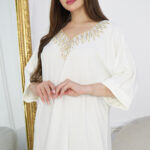 ⁦جلابيه ابيض خليجى بتطريز شك و فصوص من امام⁩ - الصورة ⁦4⁩