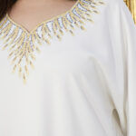 ⁦جلابيه ابيض خليجى بتطريز شك و فصوص من امام⁩ - الصورة ⁦7⁩