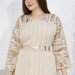 ⁦جلابية بيج مطرزه بترتر⁩ - الصورة ⁦3⁩