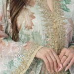 ⁦جلابية مشجره باخضر بتطريز ذهبي⁩ - الصورة ⁦5⁩