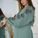 ⁦جلابيه تيفاني بطبقه داخليه و تطريز من الصدر ممتده على اكتاف⁩ - الصورة ⁦2⁩