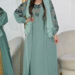 جلابيه تيفاني بطبقه داخليه و تطريز من الصدر ممتده على اكتاف
