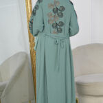 ⁦جلابيه تيفاني بطبقه داخليه و تطريز من الصدر ممتده على اكتاف⁩ - الصورة ⁦4⁩