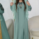 ⁦جلابيه تيفاني بطبقه داخليه و تطريز من الصدر ممتده على اكتاف⁩ - الصورة ⁦5⁩