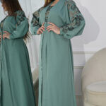 ⁦جلابيه تيفاني بطبقه داخليه و تطريز من الصدر ممتده على اكتاف⁩ - الصورة ⁦7⁩