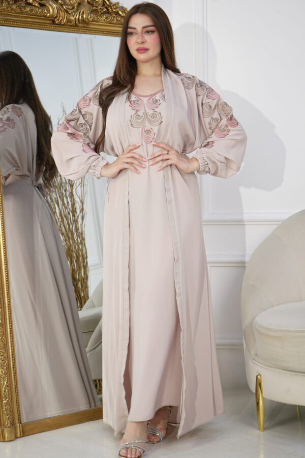 ⁦جلابيه بيج بطبقه داخليه و تطريز من الصدر ممتده على اكتاف⁩ - الصورة ⁦4⁩