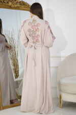 ⁦جلابيه بيج بطبقه داخليه و تطريز من الصدر ممتده على اكتاف⁩ - الصورة ⁦6⁩