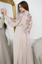 جلابيه بيج بطبقه داخليه و تطريز من الصدر ممتده على اكتاف