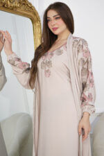 ⁦جلابيه بيج بطبقه داخليه و تطريز من الصدر ممتده على اكتاف⁩ - الصورة ⁦3⁩