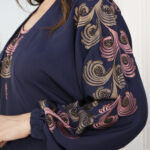 ⁦جلابيه كحلي بطبقه داخليه و تطريز من الصدر ممتده على اكتاف⁩ - الصورة ⁦4⁩