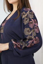 ⁦جلابيه كحلي بطبقه داخليه و تطريز من الصدر ممتده على اكتاف⁩ - الصورة ⁦4⁩