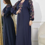 ⁦جلابيه كحلي بطبقه داخليه و تطريز من الصدر ممتده على اكتاف⁩ - الصورة ⁦5⁩