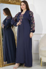 ⁦جلابيه كحلي بطبقه داخليه و تطريز من الصدر ممتده على اكتاف⁩ - الصورة ⁦5⁩