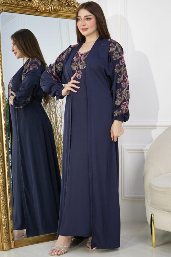 ⁦جلابيه كحلي بطبقه داخليه و تطريز من الصدر ممتده على اكتاف⁩ - الصورة ⁦5⁩