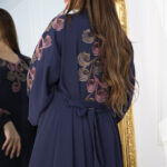 ⁦جلابيه كحلي بطبقه داخليه و تطريز من الصدر ممتده على اكتاف⁩ - الصورة ⁦3⁩