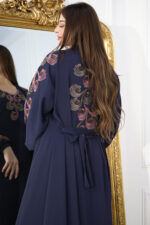 ⁦جلابيه كحلي بطبقه داخليه و تطريز من الصدر ممتده على اكتاف⁩ - الصورة ⁦3⁩