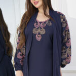 ⁦جلابيه كحلي بطبقه داخليه و تطريز من الصدر ممتده على اكتاف⁩ - الصورة ⁦2⁩