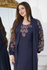 ⁦جلابيه كحلي بطبقه داخليه و تطريز من الصدر ممتده على اكتاف⁩ - الصورة ⁦2⁩