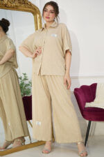 ⁦طقم كاجوال بيج تتكون من قطعتين بأكمام قصيرة وبنطلون طويل⁩ - الصورة ⁦6⁩