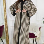 ⁦عبايه ساده قماش جاكار مخطط ببيج واسود⁩ - الصورة ⁦7⁩