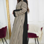 ⁦عبايه ساده قماش جاكار مخطط ببيج واسود⁩ - الصورة ⁦3⁩