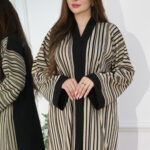 ⁦عبايه ساده قماش جاكار مخطط ببيج واسود⁩ - الصورة ⁦4⁩