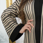 ⁦عبايه ساده قماش جاكار مخطط ببيج واسود⁩ - الصورة ⁦2⁩