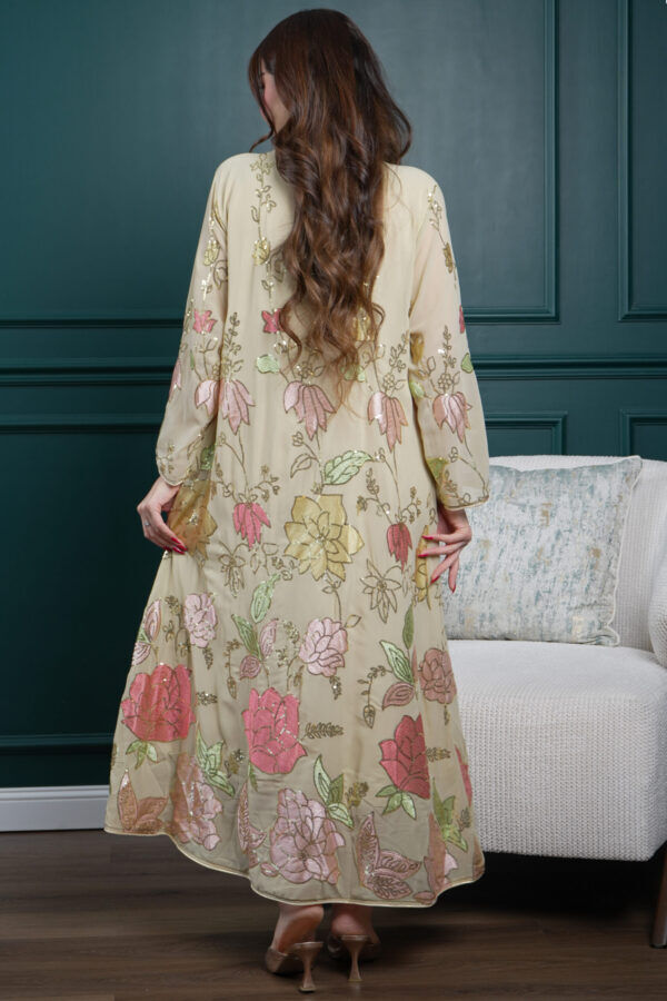 ⁦جلابيه بيج بترتر كامل على شكل ورود⁩ - الصورة ⁦4⁩