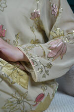 ⁦جلابيه بيج بترتر كامل على شكل ورود⁩ - الصورة ⁦3⁩