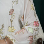 ⁦جلابيه ابيض بترتر كامل على شكل ورود⁩ - الصورة ⁦6⁩