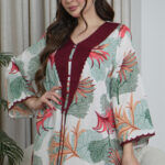 ⁦جلابيه مزينه بالاحمر بدقات شرايط عنابي من امام⁩ - الصورة ⁦2⁩