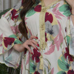 ⁦جلابيه عنابي حرير مورده و شريط ذهبي من امام⁩ - الصورة ⁦5⁩