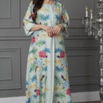 ⁦جلابيه تيفاني مرسومه بورود ملون و كبس لولو⁩ - الصورة ⁦3⁩